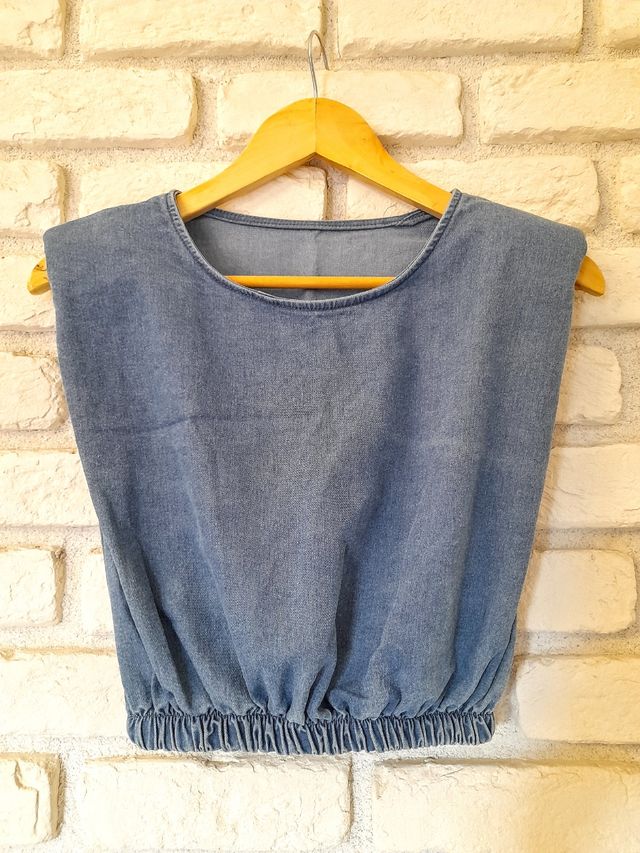 Top con hombreras en denim