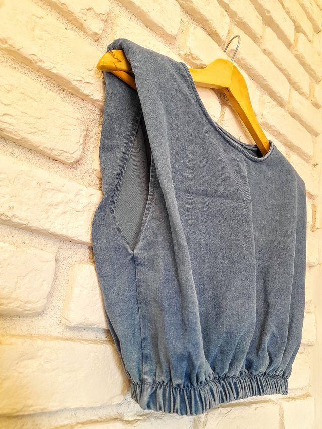 Top con hombreras en denim