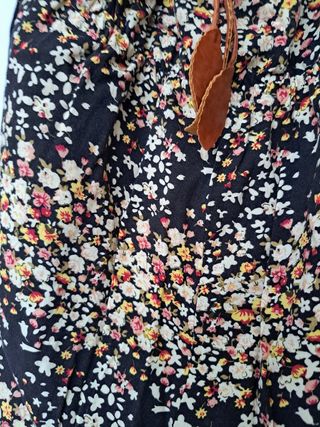 mono veraniego de flores
