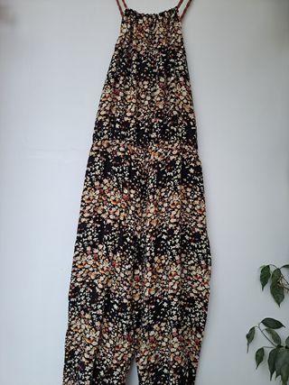 mono veraniego de flores
