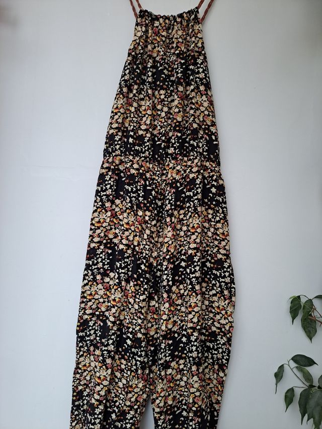 mono veraniego de flores