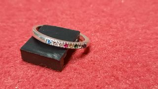 anillo de plata con 8 piedras de colores