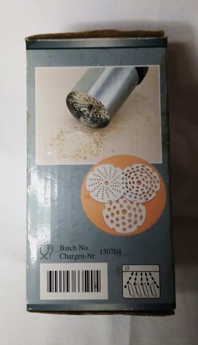 grattugia portatile tonda di design con accessori 