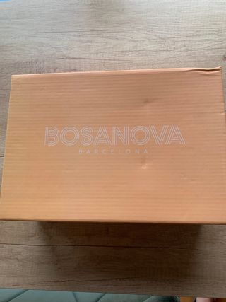 Sandalias + cartera de mano.