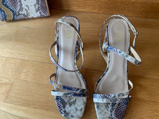 Sandalias + cartera de mano.