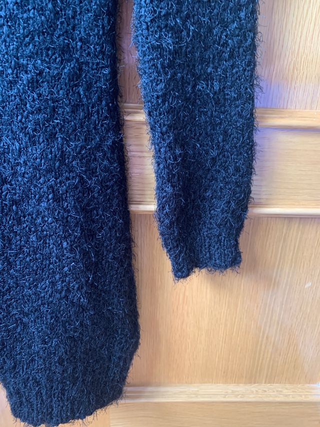 Vestido negro efecto pelo