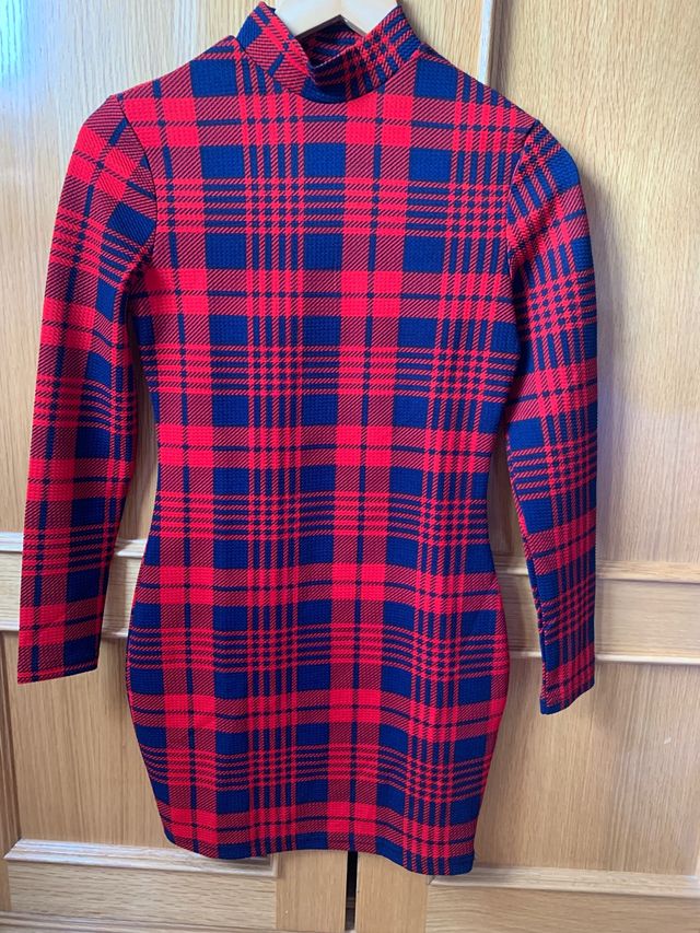 Vestido ajustado de cuadros con cuello alto