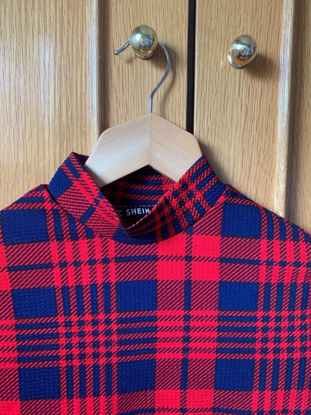 Vestido ajustado de cuadros con cuello alto