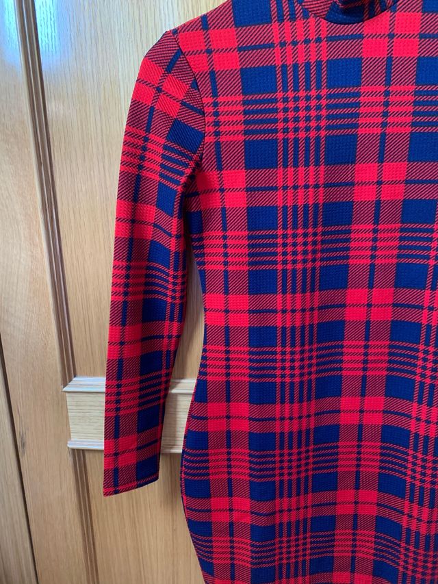 Vestido ajustado de cuadros con cuello alto