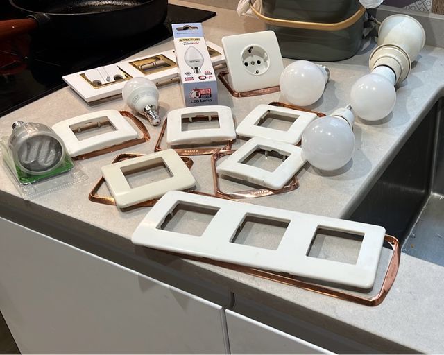 Lote enchufes, focos y bombillas