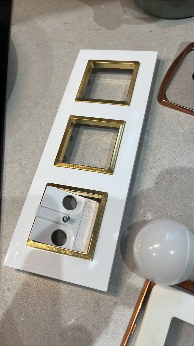 Lote enchufes, focos y bombillas