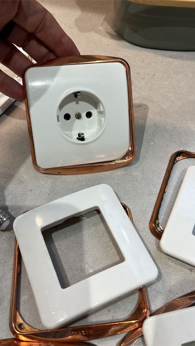 Lote enchufes, focos y bombillas