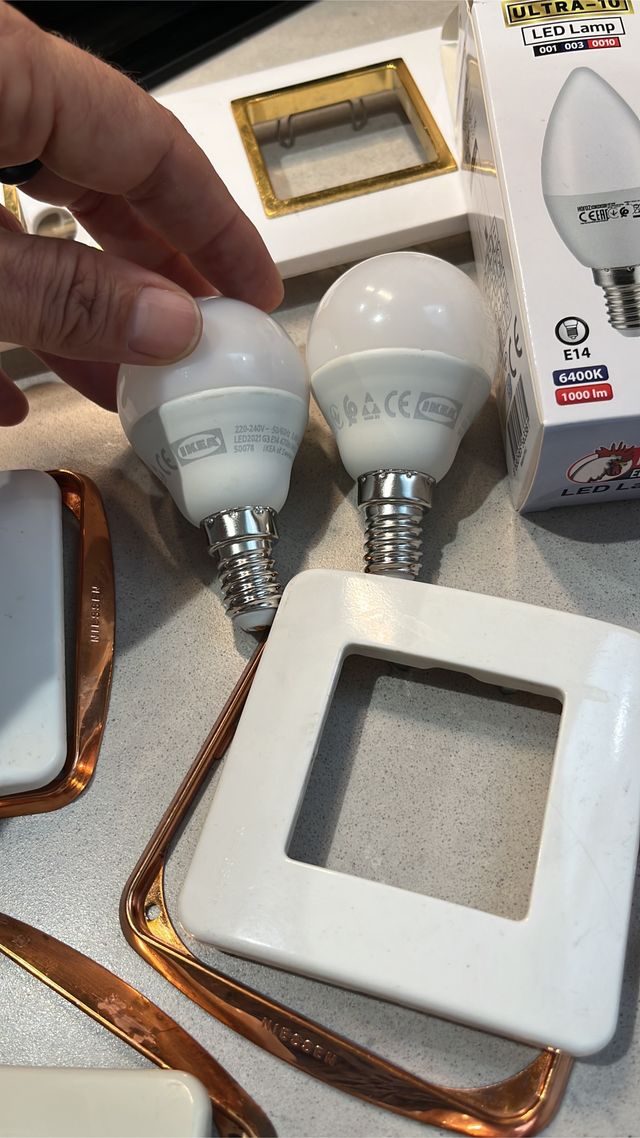 Lote enchufes, focos y bombillas