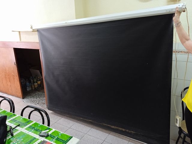 proyector + pantalla con mando