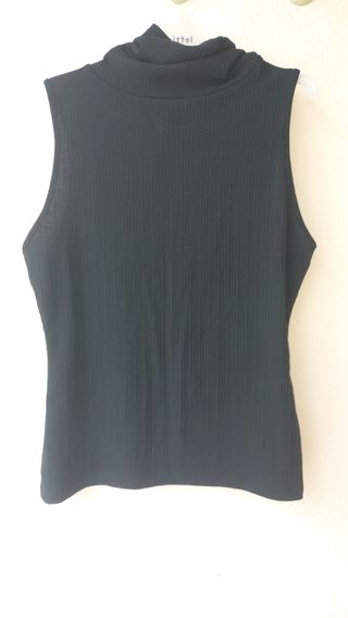Top negro con cuello alto
