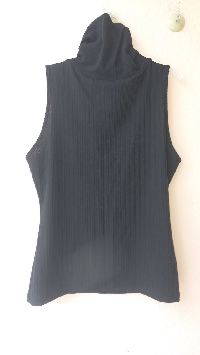 Top negro con cuello alto