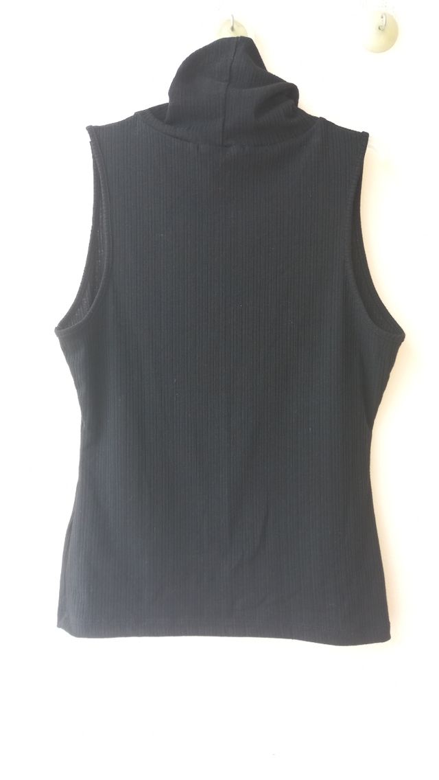 Top negro con cuello alto