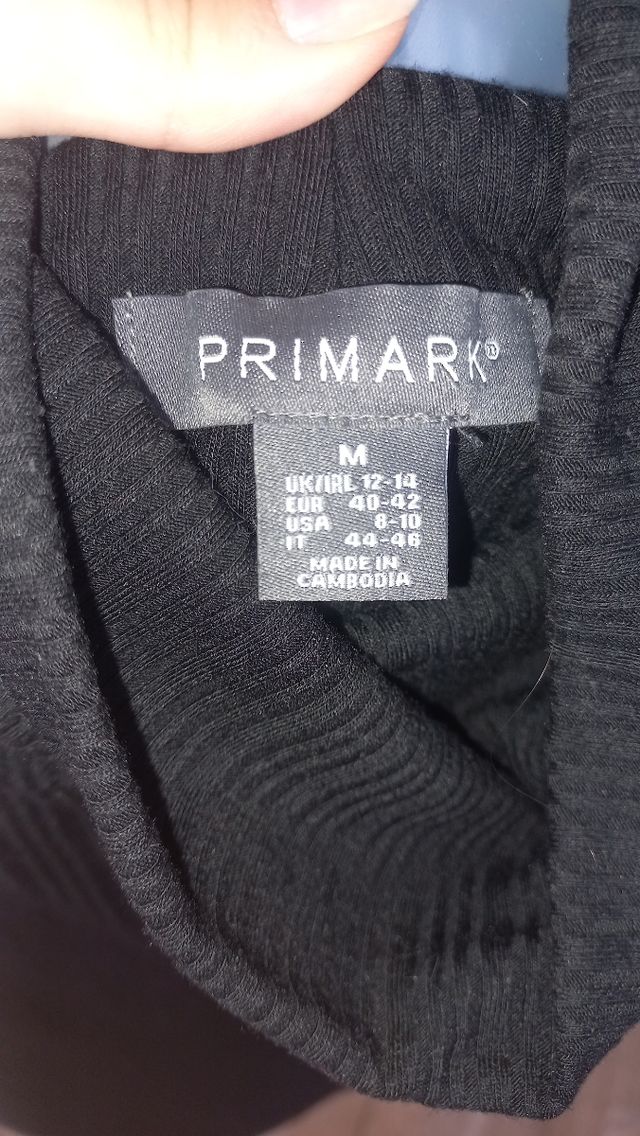 Top negro con cuello alto