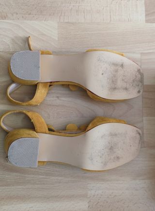 sandalias amarillas
