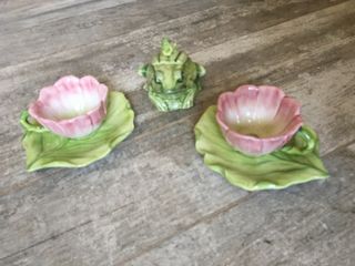 2 tazze e zuccheriera in porcellana dipinti a mano