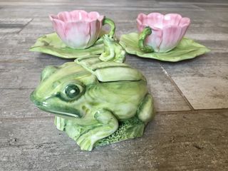 2 tazze e zuccheriera in porcellana dipinti a mano