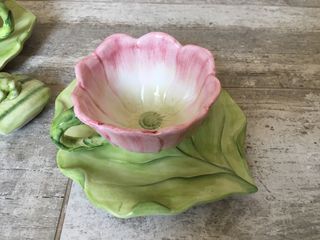 2 tazze e zuccheriera in porcellana dipinti a mano