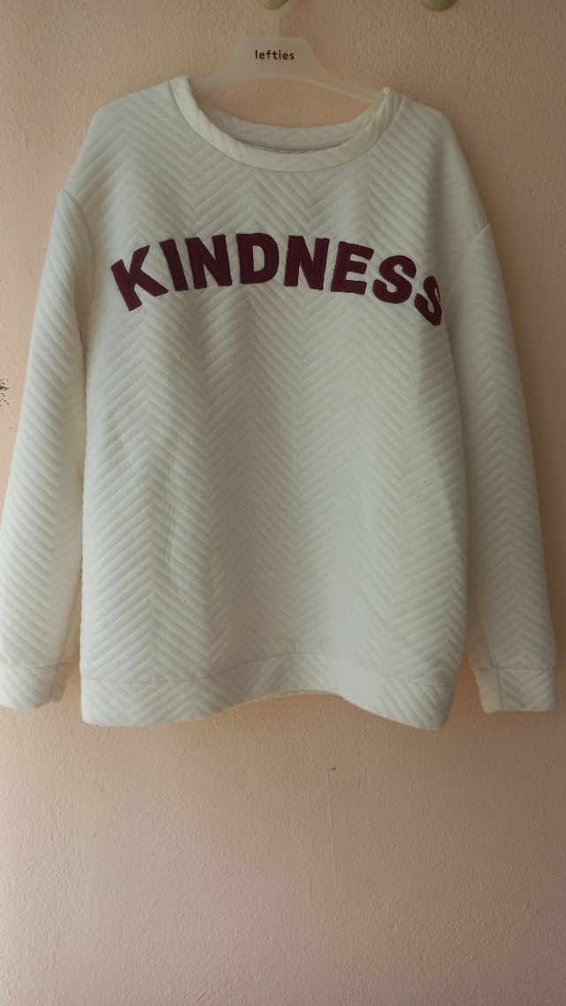Sudadera blanca con letras