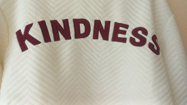 Sudadera blanca con letras