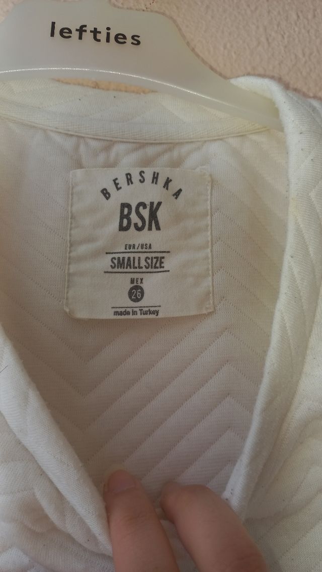 Sudadera blanca con letras