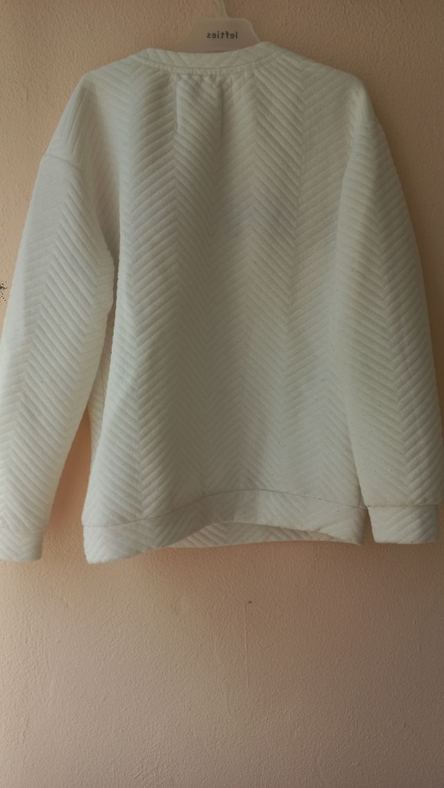 Sudadera blanca con letras