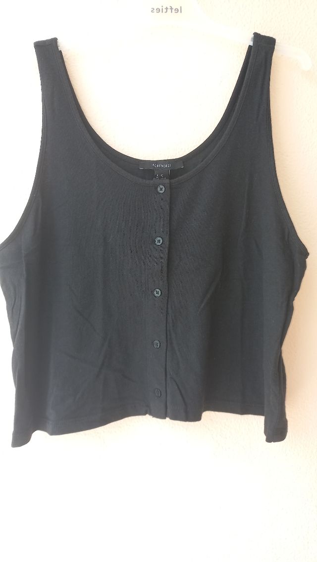 Top negro con botones