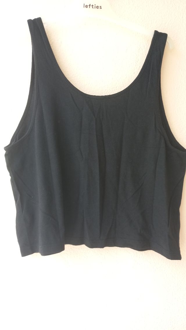 Top negro con botones