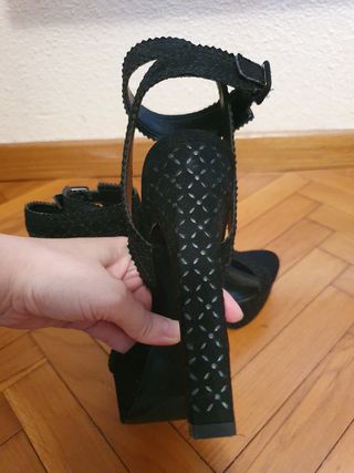 Tacones negros de Zara