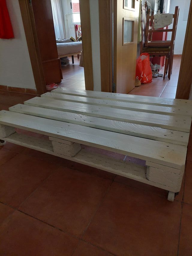 MESA DE CENTRO DE PALÉS DOBLE  CON  RUEDAS