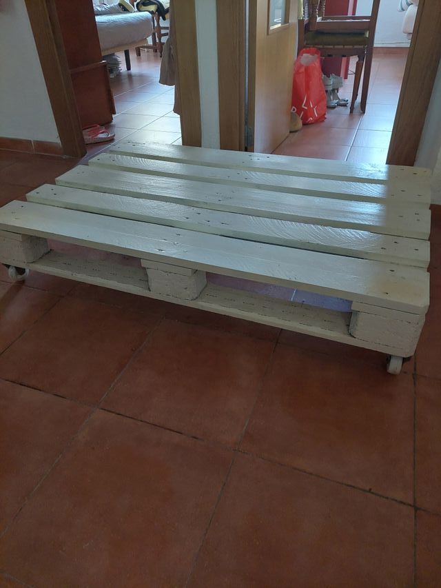 MESA DE CENTRO DE PALÉS DOBLE  CON  RUEDAS