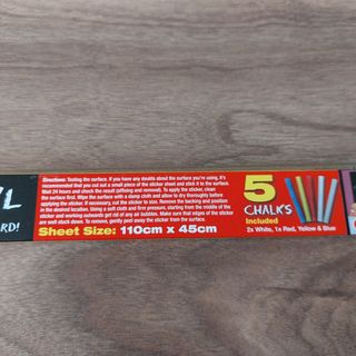 Pizarra autoadhesiva con tizas a estrenar