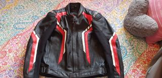 Chaqueta de piel motera