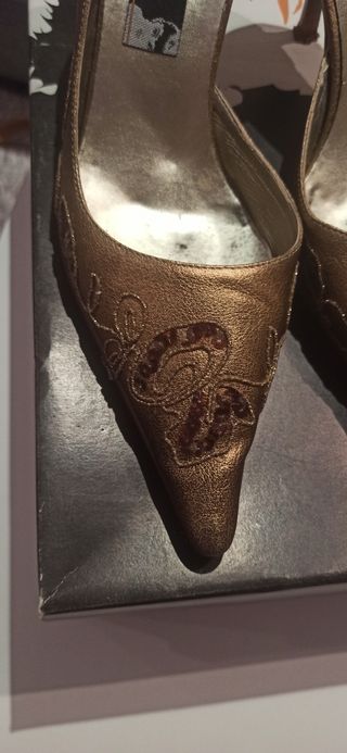 Zapato dorado tacón