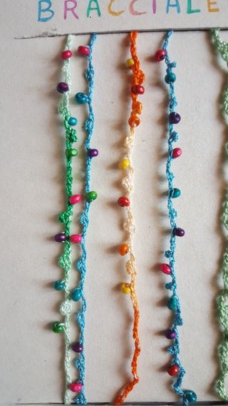 Braccialetti in filo di cotone e perline colorate