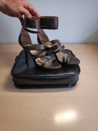 SANDALIAS TACÓN ALTO PIEL SERPIENTE AJUSTE TOBILLO