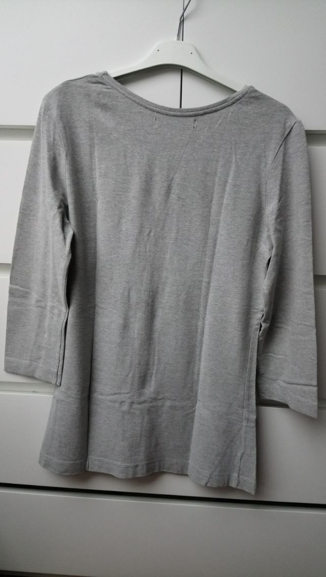 camiseta gris zara