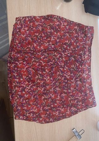 Falda abullonada floral.