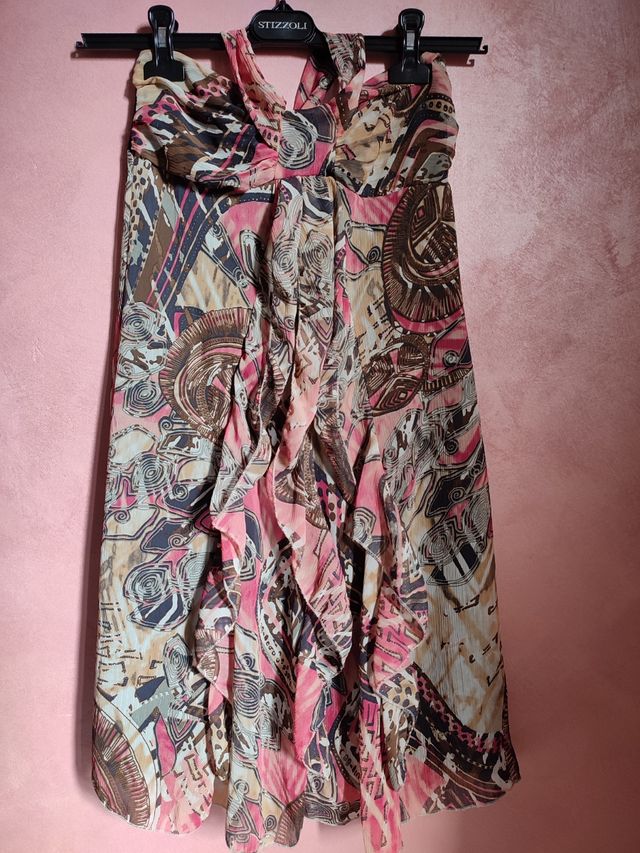 Vestito con allaccio al collo