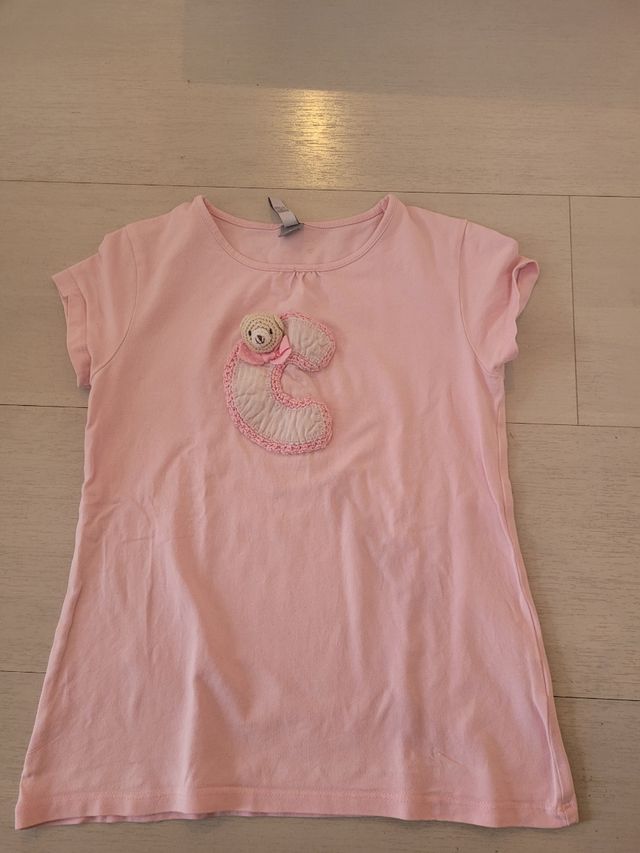 Camiseta rosa con C y osito