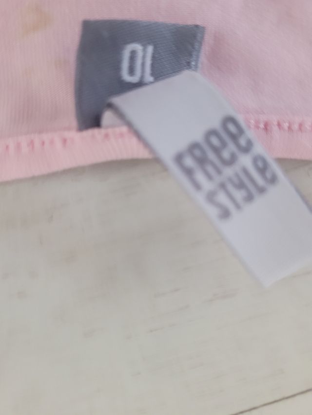 Camiseta rosa con C y osito