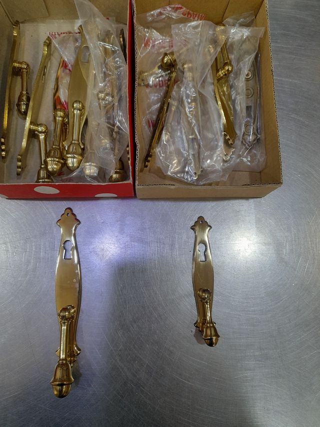 tiradores antiguos de latón.