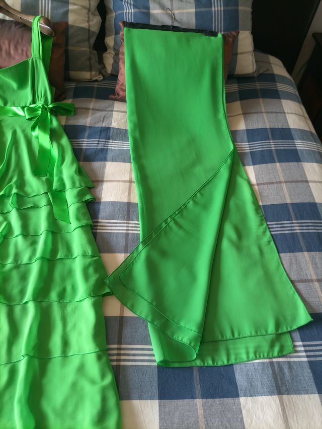 Favorecedor vestido de fiesta y chal a juego