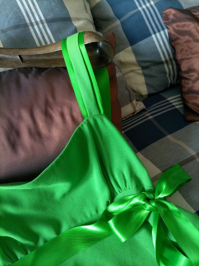 Favorecedor vestido de fiesta y chal a juego