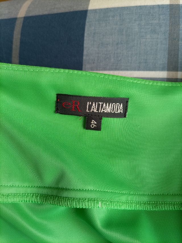 Favorecedor vestido de fiesta y chal a juego