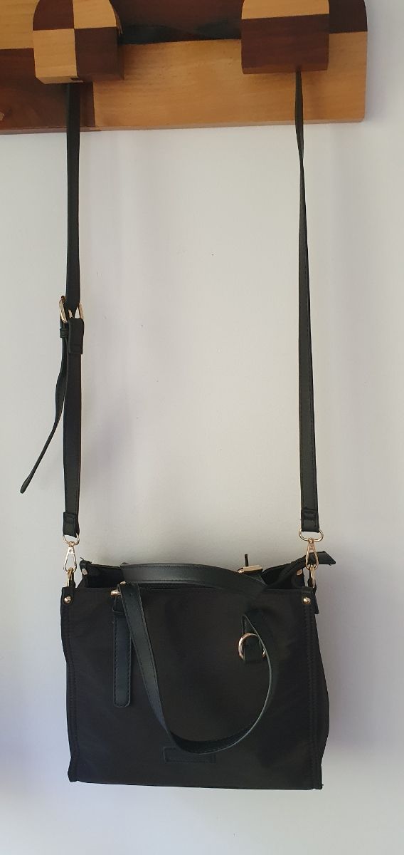 Bolso de mano y de hombro.